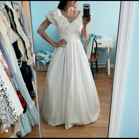 *Vintage White Taffeta Ruffle Dress* - Picture 1 of 2